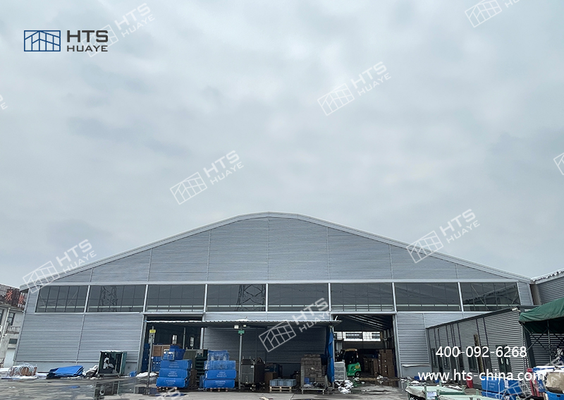 這是一家專注于大跨度抗臺風倉儲篷房生產的專業工廠